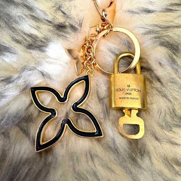 - Louis Vuitton
Brass Lock & Key Set ๐๐ - Picture 6 of 11